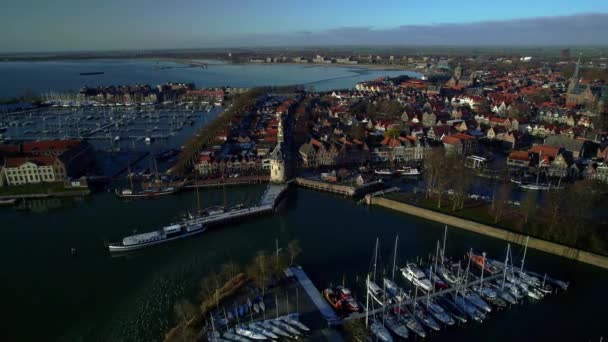 황금기 호온에 기념물 호수에 부두와 건물들이 네덜란드의 황금시간대 — 비디오