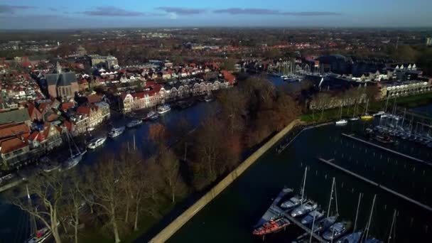空中的景色俯瞰着码头上方 俯瞰着古老的防御城墙 港口街道和教堂塔楼 荷兰北部的历史名胜古迹霍恩市 — 图库视频影像