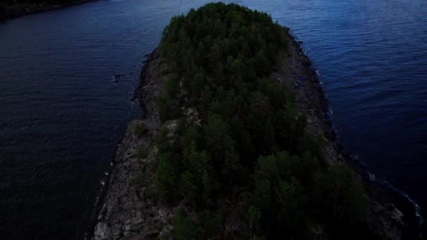 Спускаючись Над Віддаленим Скелястим Островом Посеред Озера Невеликими Хвилями Пізно — стокове відео