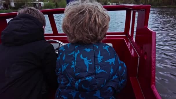 Δύο Παιδιά Πλέουν Μια Ηλεκτρική Βάρκα Μια Λίμνη Κατά Διάρκεια — Αρχείο Βίντεο