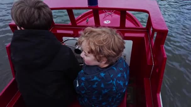 Irmãos Navegam Juntos Barco Infantil Lago Diversão Livre Aventura Para — Vídeo de Stock