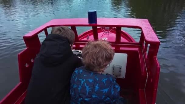 Δύο Αγόρια Πλέουν Μια Ηλεκτρική Βάρκα Μια Λίμνη Κατά Διάρκεια — Αρχείο Βίντεο