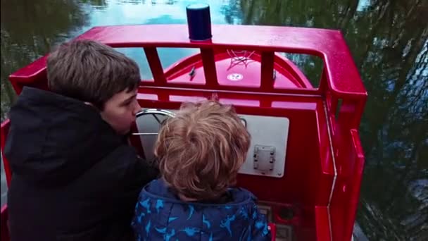 Dos Hermanos Navegan Conducen Volante Del Barco Bomberos Lago Durante — Vídeos de Stock