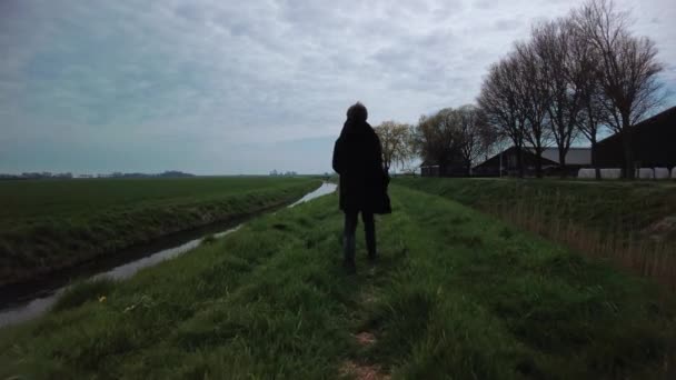 Ragazzo Cammina Solo Nella Campagna Olandese Escursioni Una Diga Con — Video Stock