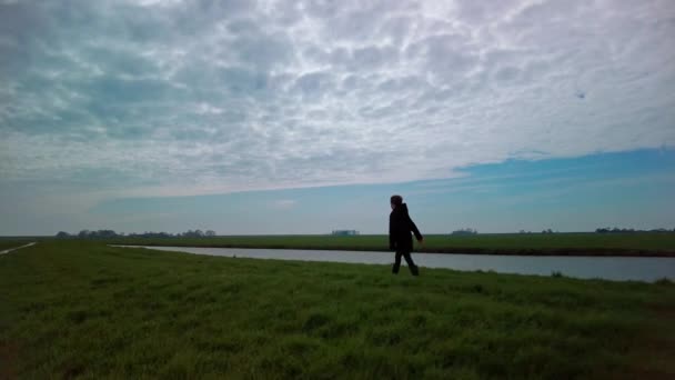 Slow Motion Side View Följer Walking Boy Ensam Grass Trail — Stockvideo