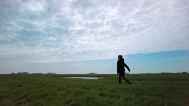 Child Winter Coat Boots Walks Briskly Steadfast Alone Green Grass — Stock Video