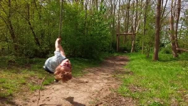 Gelukkige Vijf Jaar Oude Blonde Jongen Vrolijk Gaat Zipline Frisse — Stockvideo