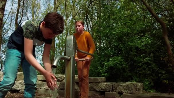 Små Barn Leker Naturlekplats Parken Solig Vårdag Flickan Pumpar Upp — Stockvideo