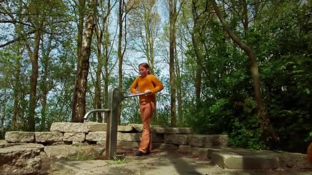 Revealing Shot Tree Nine Year Old Girl Playing Water Pump — Stock Video