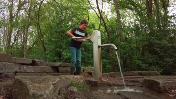 Jongen Speelt Met Waterpomp Een Park Lentedag Happy Child Spelen — Stockvideo