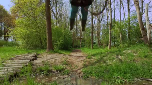 Drengen Sidder Zipline Lige Kameraet Gammel Kaukasisk Barn Leger Natur – Stock-video