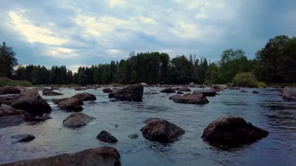 Όμορφη Βραδινή Λήψη Από Ογκόλιθους Σκορπισμένους Στον Ποταμό Ντάλβεν Μπλε — Αρχείο Βίντεο