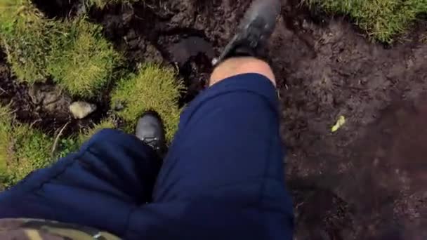 Вид Сверху Голые Ноги Шортах Ботинках Человек Ходит Болотистой Зеленой — стоковое видео