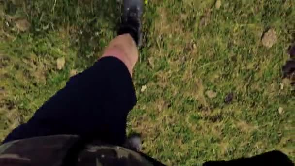 Blick Von Oben Auf Nackte Beine Mit Kurzen Hosen Und — Stockvideo