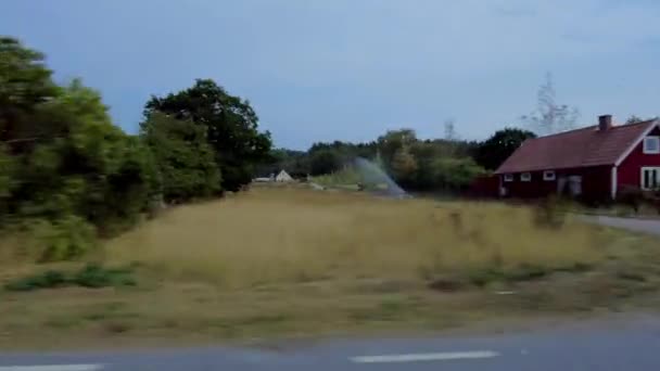 Widok Ruchomego Okna Samochodu Greenfields Szwedzki Falu Czerwone Drewniane Domy — Wideo stockowe