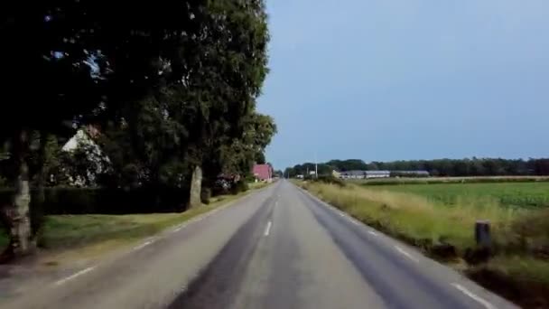 Pov スウェーデンの田舎の両側に農場や畑がある真っ直ぐな田舎道を運転しています 雲に青い空 スローモーションのためのリアルタイム60 Fps — ストック動画