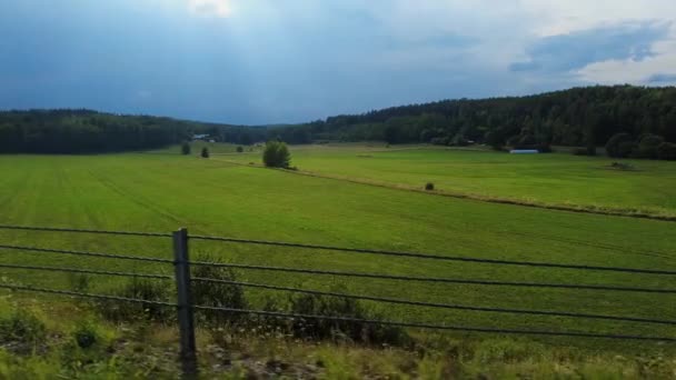 Pohled Pohybujícího Automobilového Okna Zelené Louce Farmě Údolí Obklopeném Zalesněnými — Stock video