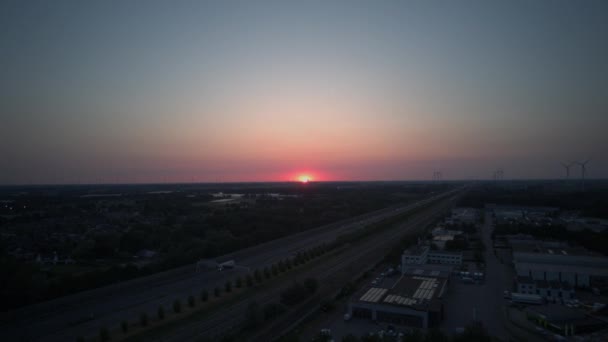 Czas Upływa Dynamicznym Zoom Kolorowy Zachód Słońca Nad Autostradą Ciężarówek — Wideo stockowe