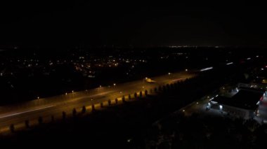 Çekim zamanı hızlandırılmış otoyol, arabalar ve gece Hollanda 'nın kentsel alanındaki karayolu üzerinde gece giden trafik ışıkları olan kamyon trafiği.