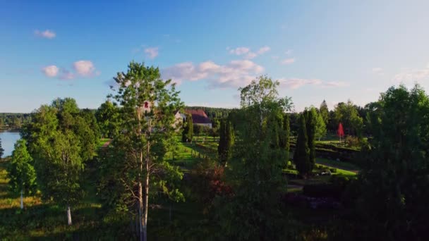 Drone Rises Trees Reveal Picturesque Swedish Church Shore Lake Siljan — Stock Video