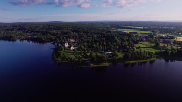 하늘을 교회와 스웨덴 지역에서 일출의 호수의 기슭에 그리고 — 비디오