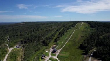 Havadan geri çekilme, yaz etkinlikleri için Bobsled hız treniyle dağ manzarası ve sezon dışı kayak yamacı. İsveç 'in Rattvik Dalarna ilçesindeki geniş kozalaklı orman ve dağların manzarası