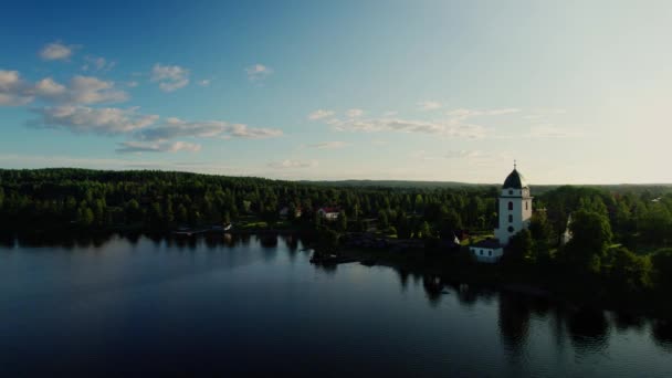 교회와 해변에 집들을 한눈에 수있는 파노라마같은 스웨덴 구름이 — 비디오
