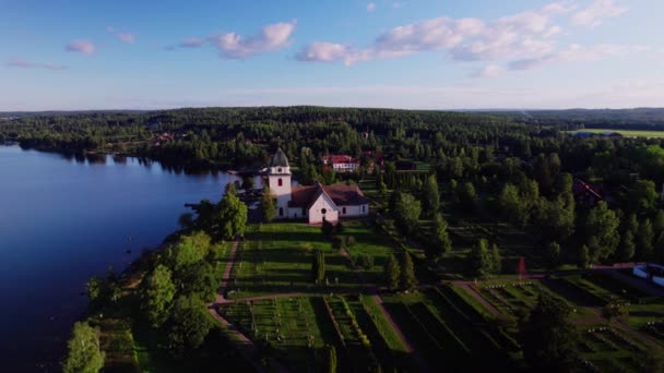 Stáhněte Záběr Přelétnout Malebný Švédský Kostel Hřbitov Břehu Jezera Siljan — Stock video
