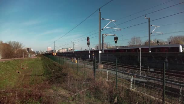 オランダ鉄道 とアムステルダムの都市部の市交通会社 Gvb の地下鉄の通過する2階建ての都市間の正面図オランダ 2023 — ストック動画