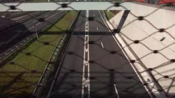 Сдвижной Вид Снизу Сверху Эстакаду Транспортные Средства Выезжают Тоннеля Шоссе — стоковое видео
