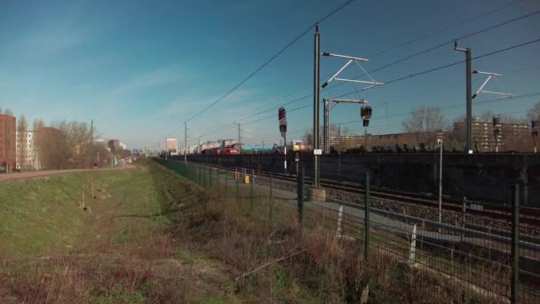 德国铁路Db货物柴油机车De 6400牵引一辆因事故受损的西门子欧洲斯普林特机车和一辆覆盖着车厢的面包车在火车轨道上 2023年4月5日 — 图库视频影像