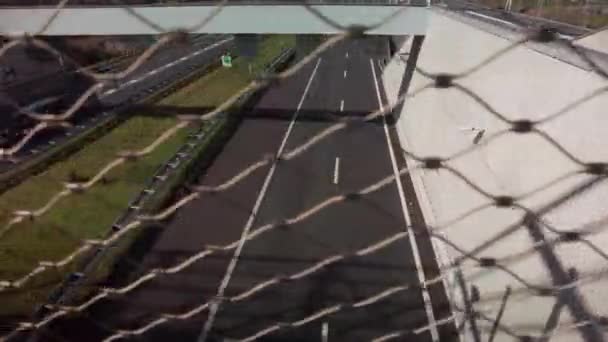 Przesuwany Widok Przodu Wysokości Wiaduktu Pojazdy Wjeżdżają Tunelu Holenderskiej Autostradzie — Wideo stockowe