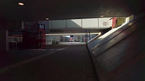 無人の地下鉄 入り口の門の眺めは アムステルダムオランダ 2023のプラットフォームに変わります — ストック動画