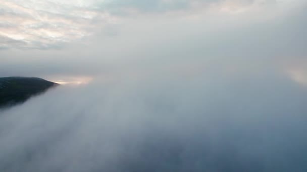 雲の中を飛行する空中視界のドローン イドリアスウェーデンのニパレット山の景色と黄金の日の出を明らかに — ストック動画