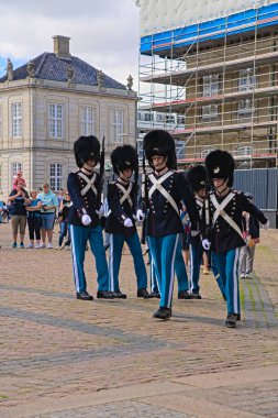 Kraliyet can kurtaran birlikleri sıraya girdiler ve görev yerindeki nöbetçileri görevden aldılar. Danimarka Kopenhag, Kopenhag 'daki Amalienborg sarayında muhafızların değişimi 08 / 16 / 2023 