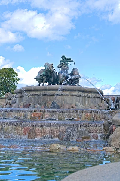 位于丹麦哥本哈根诺德雷托尔德博德的Gefion喷泉是哥本哈根著名的地标 是挪威人女神Gefjon在牛拉犁上的地标 — 图库照片