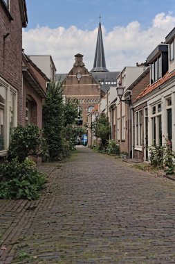 Hoorn şehir merkezindeki kilise meydanında Grote Kerk 'ün arka cephesi manzaralı Picturesque caddesi. Altın Çağ 'da burada biber ambarları vardı, bu yüzden adı Peperstraat' tı.