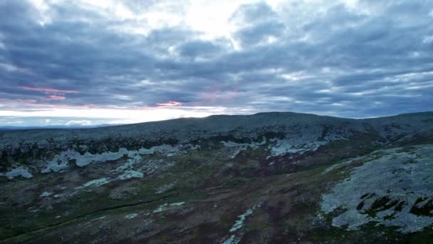 Drone Grue Tourné Dessus Paysage Toundra Face Une Montagne Rocheuse — Video