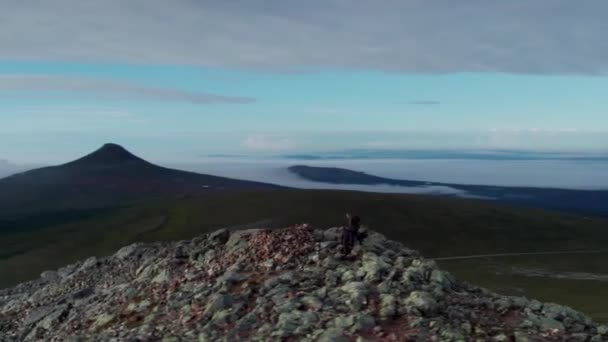Luchtbaan Geschoten Twee Mensen Lopen Bergtop Met Rotsblokken Uitzicht Berglandschap — Stockvideo