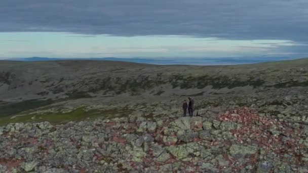 Снимок Воздушной Орбиты Отец Сын Проводящий Время Вместе Горе Скандинавии — стоковое видео