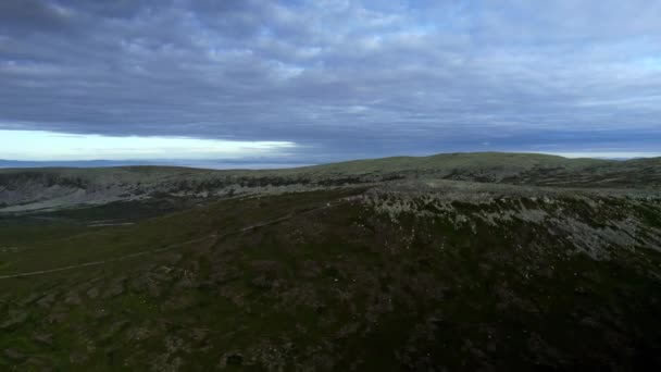 ロッキーリルニペンとモルネットの上に撮影されたドローンクレーン イドリードダラルナススウェーデンの背景にある朝の空の雲の山の尾根 — ストック動画