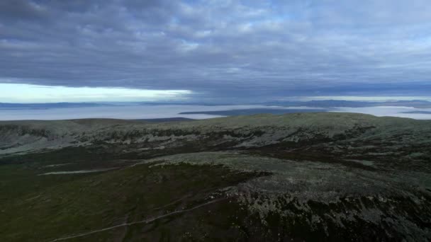 Drone Vliegende Hoge Hoek Toendra Klimaat Rotsachtige Berg Blauwe Ochtendlucht — Stockvideo