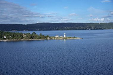 Sondre Langara Fog navigasyon işareti. Denizcilikte yön bulma aracı olarak kullanılan deniz işareti. İsviçre usulü Oslo Fjord 'daki Langara adasında inşa edilmiş.