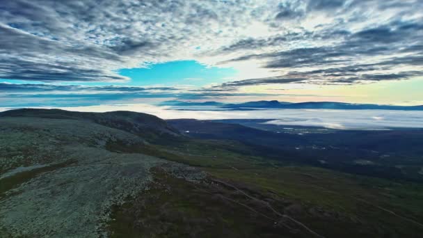 Voe Sobre Paisagem Montanha Escandinava Com Terreno Rochoso Fundo Cumes — Vídeo de Stock