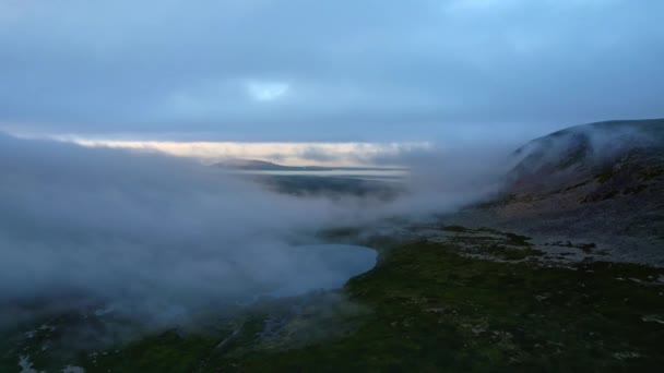 Volare Sopra Nuvole Nebbia Sul Paesaggio Della Valle Della Tundra — Video Stock