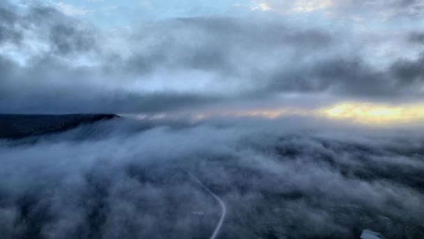 Voando Entre Névoa Nuvens Sobre Uma Estrada Remota Montanha Sol — Vídeo de Stock