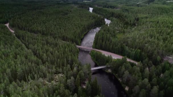 Nehrin Üzerindeki Köprüde Park Halindeki Arabanın Hava Görüntüsü Nehrin Üzerinden — Stok video