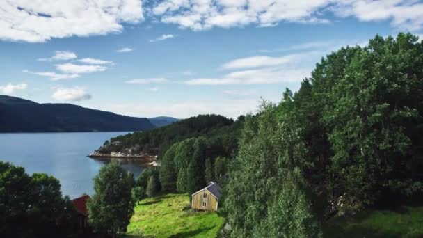 Ormanın Kıyısındaki Terk Edilmiş Ahşap Çiftlik Evine Norveç Bir Fiyortun — Stok video