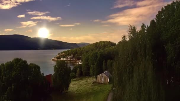 Felemelkedő Drónlövő Néz Nap Felett Hegy Norvég Fjord Gyönyörű Vidéki — Stock videók