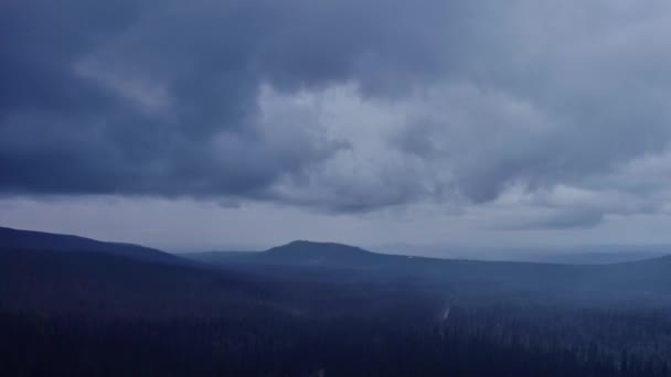 Widok Lotu Ptaka Dron Schodzący Nad Lasem Droga Deszczu Górami — Wideo stockowe